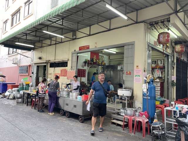 Eating at the famous Jek Pui in Bangkok, legendary for their Thai curries at a very cheap price