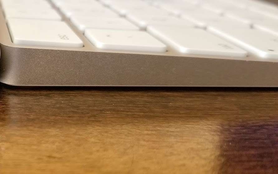 Logitech MX Keys vs Apple Magic Keyboard - Apple Side view
